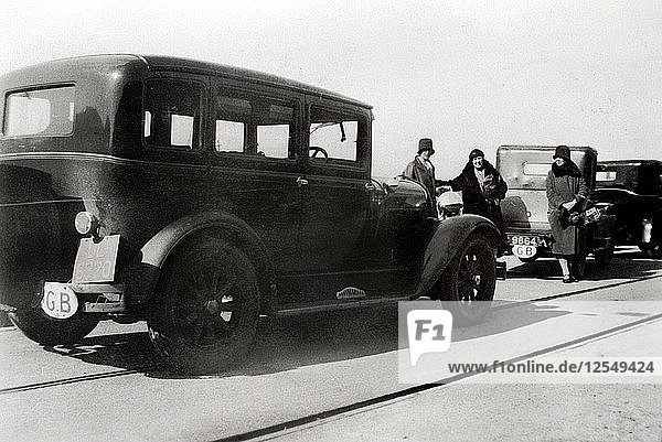 Frauen und geparkte Autos  1930. Künstler: Unbekannt