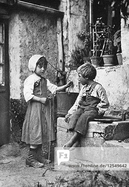 Zwei Kinder in einem Hinterhof  902-1903  Künstlerin: Constance Ellis