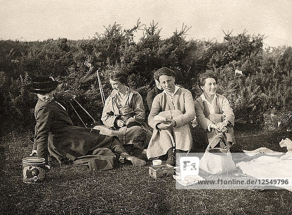 Frauen  die ein Picknick genießen  20. Jahrhundert. Künstler: Unbekannt