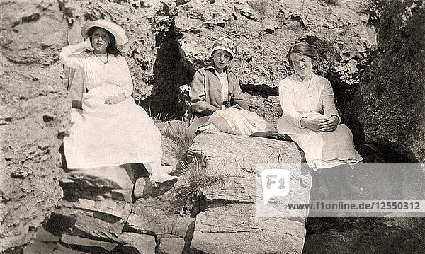Drei Frauen ruhen sich auf einem Felsen aus  frühes 20. Jahrhundert. Künstler: Unbekannt