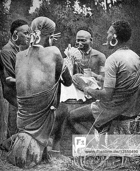 Kenianische Männer beim Kartenspielen  1922. Künstler: Unbekannt