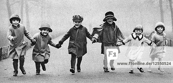 Junge Kinder im Hyde Park  London  1926-1927. Künstler: Unbekannt