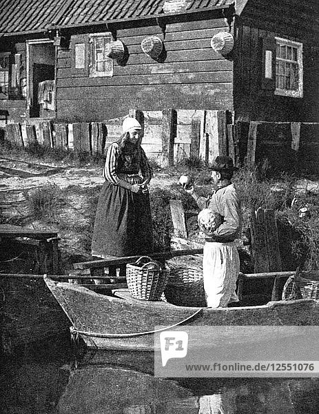 Ein Gemüsehändler bringt seine Waren mit einem Boot  Marken  Holland  1936. Künstler: Donald McLeish