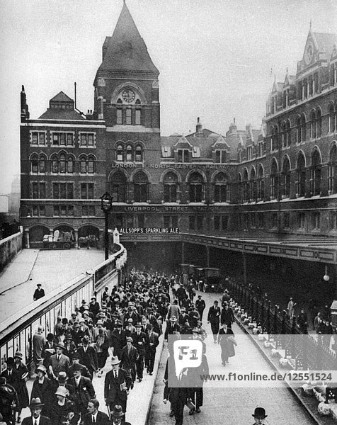 Liverpool Street Station um neun Uhr morgens  London  1926-1927. Künstler: Unbekannt