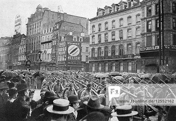 Die deutsche Armee marschiert durch Brüssel  Erster Weltkrieg  um 1914 (1920). Künstler: Unbekannt