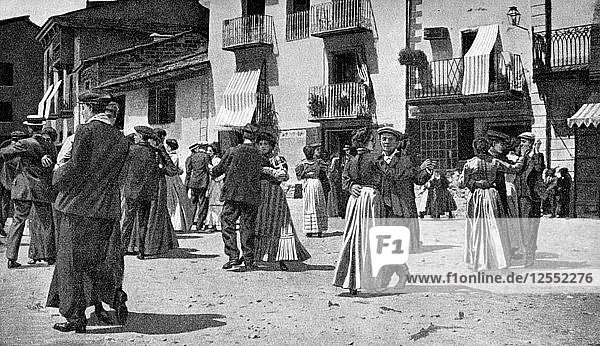 Ländlicher Tanz nach einem Gottesdienst an Festtagen  Andorra  1922.Künstler: JT Parfit