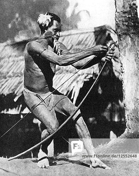Ein Jäger  der seinen Bogen spannt  1936  Künstler: Wide World Photos