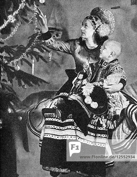 Mutter und Kind mit Weihnachtsbaum  Volk der Matyo  Miskole  Ungarn  1936. Künstler: Unbekannt