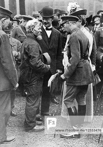 König Georg V. und Königin Mary mit einem Schiffsbauer  Birkenhead  Erster Weltkrieg  1914-1918  (um 1920). Künstler: Unbekannt
