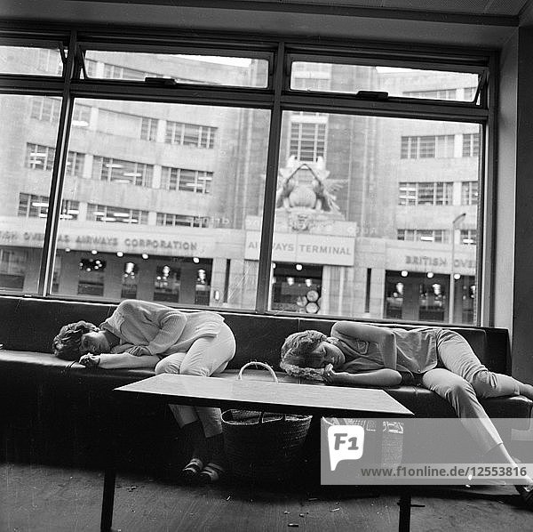Schlafende Frauen in einem Wartebereich  BOAC Air Terminus  London  1960-1972. Künstler: John Gay