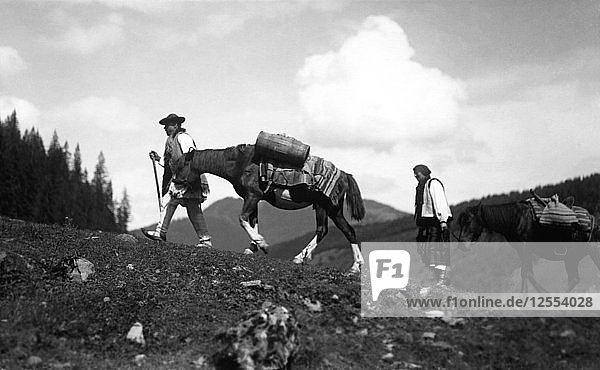 Mann und Frau führen Pferde  Bistrita-Tal  Moldawien  Nordost-Rumänien  ca. 1920-c1945. Künstler: Adolph Chevalier