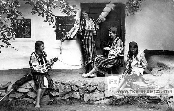 Junge Frauen beim Spinnen und Nähen  Bistrita-Tal  Moldawien  Nordost-Rumänien  ca. 1920-c1945. Künstler: Adolph Chevalier