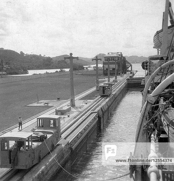 Die SS Orbita  Panamakanal  Anfang des 20. Jahrhunderts  Künstler: J. Dearden Holmes
