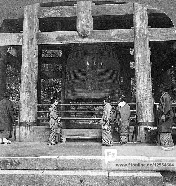 Die große Glocke des Chion-in-Tempels  Kyoto  Japan  1904  Künstler: Underwood & Underwood