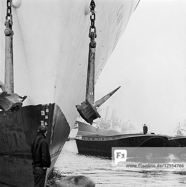 Schiffe in den Docks an der Themse  London  Juli 1965. Künstler: John Gay