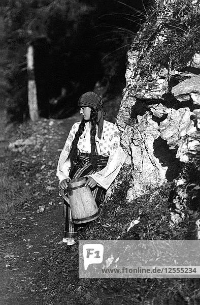 Junge Frau mit einem Krug in der Hand  Bistrita-Tal  Moldawien  Nordost-Rumänien  ca. 1920-c1945. Künstler: Adolph Chevalier