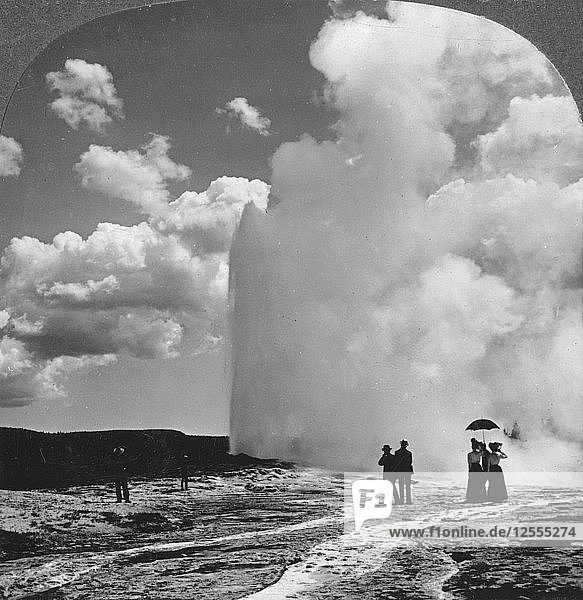 Old Faithful Geysir  Yellowstone National Park  USA  frühes 19. Jahrhundert: Underwood & Underwood