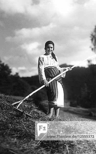 Junge Frau mit einer Harke  Bistrita-Tal  Moldawien  Nordost-Rumänien  ca. 1920-c1945. Künstler: Adolph Chevalier