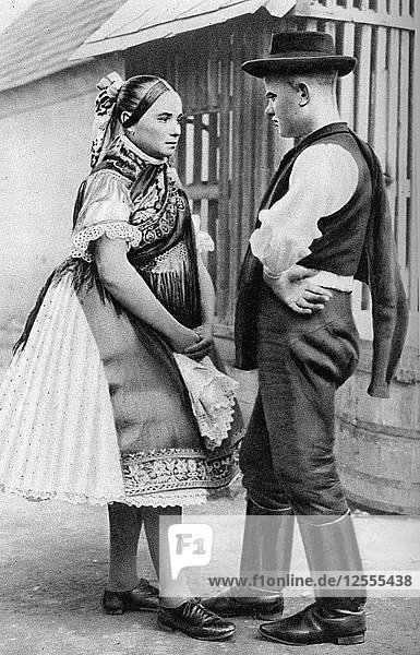Ein junges slowakisches Paar  Ungarn  1926.Künstler: AW Cutler