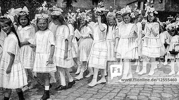Junge Mädchen auf einem Kirchenfest  Berlin  Deutschland  12922. Künstler: Unbekannt