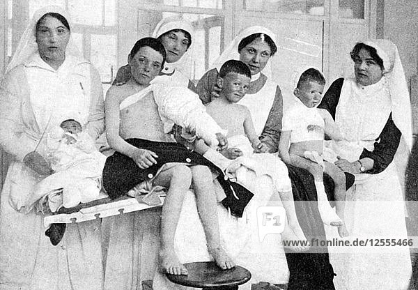 Verwundete Kinder aus Ypern mit Krankenschwestern in La Panne  Belgien  Erster Weltkrieg  1914-1918  (um 1920). Künstler: Unbekannt