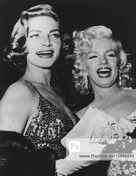 Marilyn Monroe und Lauren Bacall auf einer Hollywood-Party  Los Angeles  USA. Künstler: Unbekannt