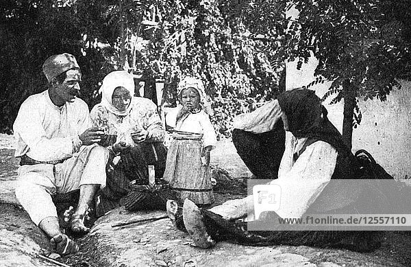 Serbische Familie erzählt die Geschichte der Vertreibung der Österreicher aus Bosnien  Erster Weltkrieg  1914. Künstler: Unbekannt