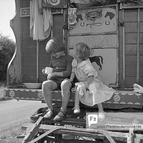 Kinder sitzen auf den Stufen eines Zigeunerwagens  Outwood  Surrey  1963.
