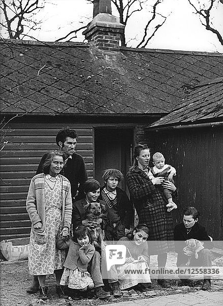Eine fahrende Zigeunerfamilie  die in einem Bungalow untergebracht ist  Beare Green  Surrey  1964.