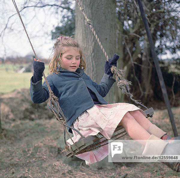 Junges Zigeunermädchen auf einer Schaukel  Charlwood  Gegend Newdigate  Surrey  1964.