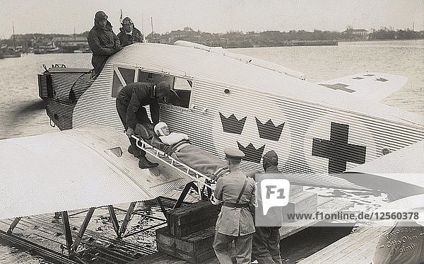 Ein Luftkrankenwagen des Schwedischen Roten Kreuzes auf See  Malmö  Schweden  1923. Künstler: Otto Ohm