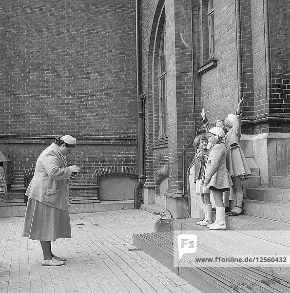 Erster Schultag: eine Mutter fotografiert ihre Tochter und ihre Freunde  Landskrona  Schweden  1952. Künstler: Unbekannt