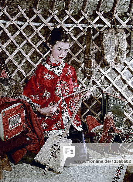 Modell zeigt eine Abendjacke im orientalischen Stil  1950er Jahre. Künstler: Göran Algård