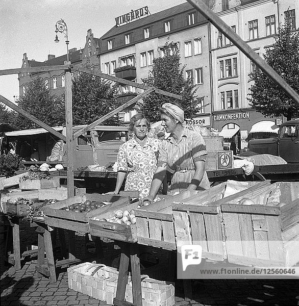Obst- und Gemüsestand auf dem Markt  Malmö  Schweden  1947. Künstler: Otto Ohm
