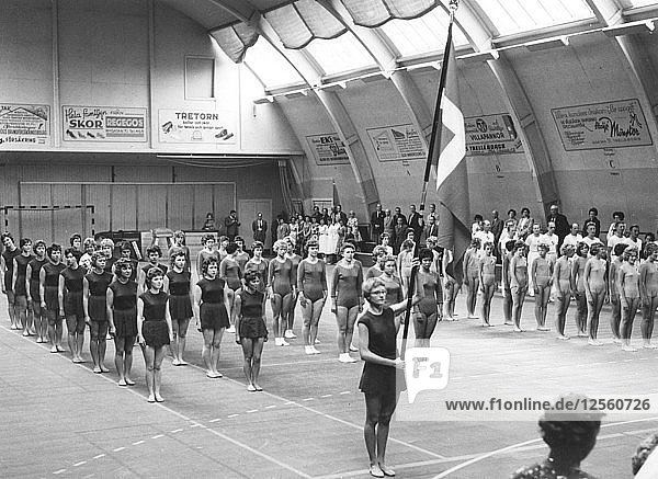 Parade der Turnerinnen in einer Turnhalle  Schwedischer Nationalfeiertag  Trelleborg  Schweden  1969. Künstler: Unbekannt
