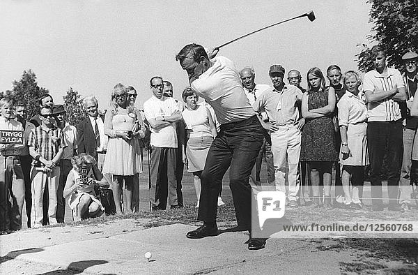 Der amerikanische Golfspieler Arnold Palmer spielt im Lidingö Golf Club  Schweden  1968. Künstler: Unbekannt