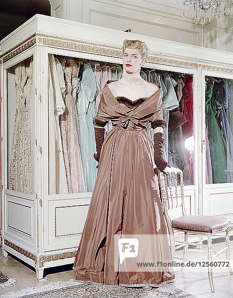 Weibliches Modell zeigt ein Abendkleid  Stockholm  1950er Jahre. Künstler: Göran Algård