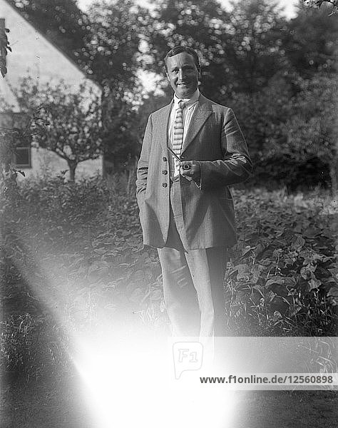 Ein Mann raucht seine Pfeife im Garten  Flyinge  Schweden  1920er Jahre. Künstler: Unbekannt