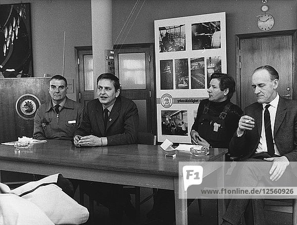 Ministerpräsident Olof Palme besucht die Kockums-Werft  Malmö  Schweden  1976. Künstler: Unbekannt