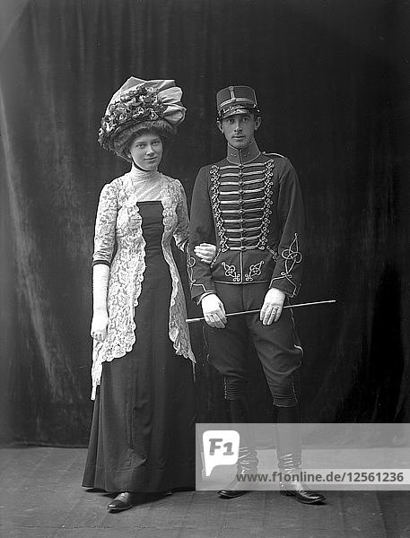 Leutnant Frick und seine Dame  Landskrona  Schweden  1910. Künstler: Unbekannt
