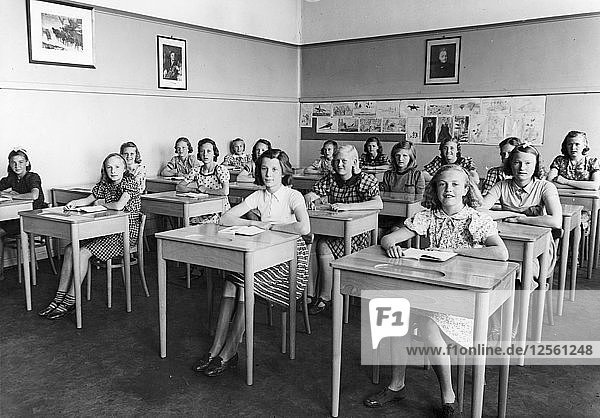 Eine Klasse an ihren Tischen in einer Mädchenschule  Trelleborg  Schweden  1940. Künstler: Unbekannt