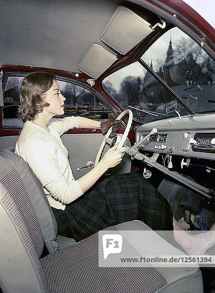 Eine Frau in einem Saab 92  Schweden  1952-1953. Künstler: Göran Algård