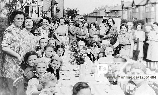 VE Day Party  Park Avenue  Carlton  Nottingham  Nottinghamshire  Mai 1945. Künstler: Unbekannt
