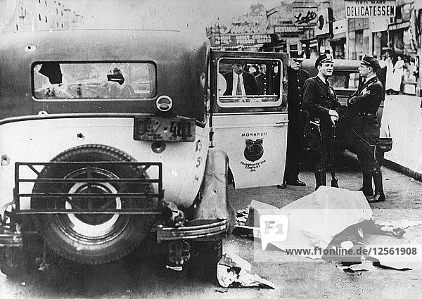 Sechs von der Polizei getötete Gangster in New York nach einer Verfolgungsjagd  ca. 1930er Jahre(?). Künstler: Unbekannt