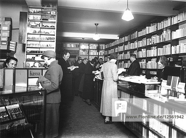 Die Buchhandlung in Trelleborg  Schweden  1933. Künstler: Unbekannt
