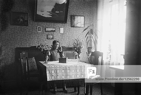 Frau hört ihrem Kristallradio zu  Schweden  1927. Künstler: Unbekannt