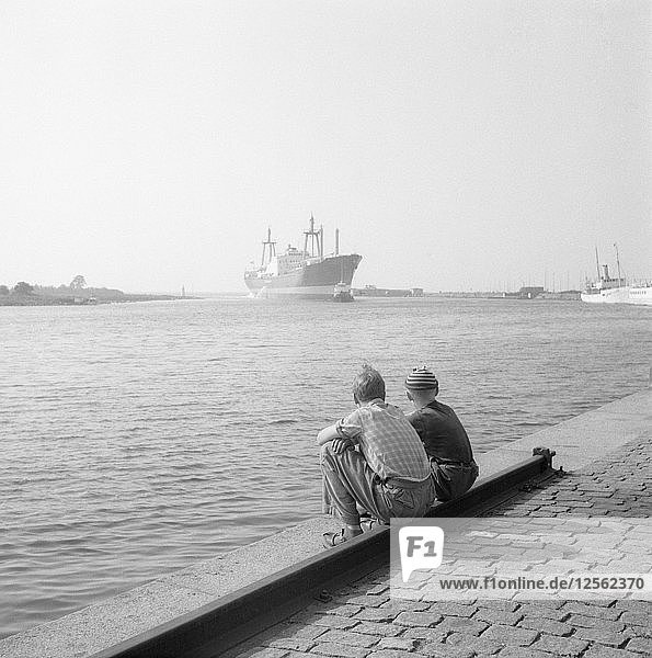 Zwei Jungen beobachten den Schiffsverkehr im Hafen von Landskrona  Schweden  1956. Künstler: Unbekannt
