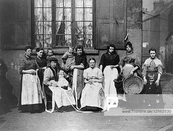 Gruppe von Spitzenklöpplerinnen  Knotted Alley  Narrow Marsh  Nottingham  Nottinghamshire  um 1890. Künstler: Unbekannt