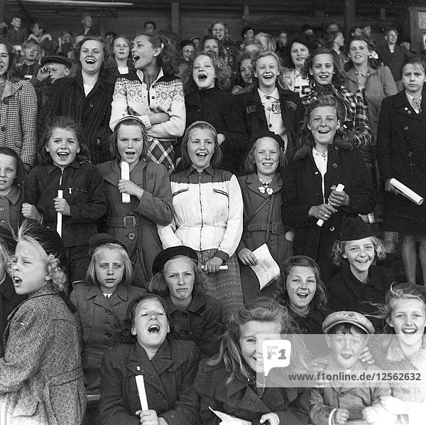 Fans bei einem Schulsportspiel  Trelleborg  Schweden  1950. Künstler: Unbekannt
