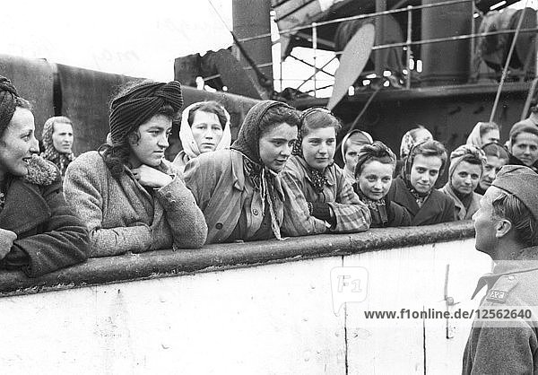 Frauen im Gespräch mit einem Soldaten  Hafen Trelleborg  Schweden  Mai 1945. Künstler: Unbekannt